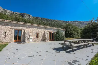 Image de La bergerie Avec la vue sur les montagnes, la terrasse privée et le Wi-Fi