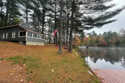 Image de Loon Landing Lodge: A private, cozy lakefront cabin on White Lake.