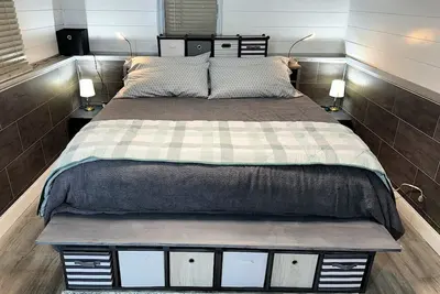 Image de Unique Discreet Hidden Entrance. Sleep in with 2pm checkout!