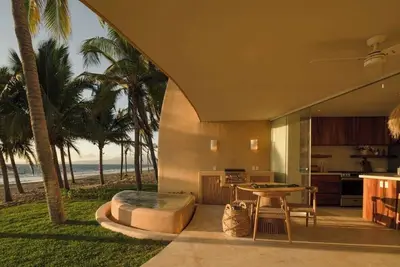 Image de Luxurious tropical villa facing the beach