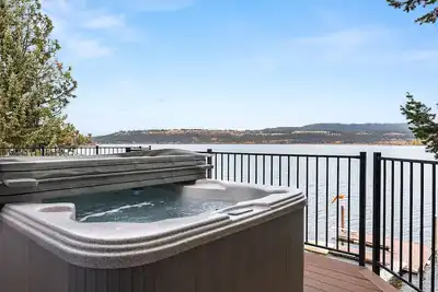 Image de Stunning Lakefront Stay! Hot Tub, Private Dock, Pet-Friendly, Bbq, Large Patio, Scenic Lake Views