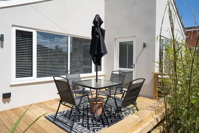 Image de Stylish bungalow, enclosed garden, walk to beach