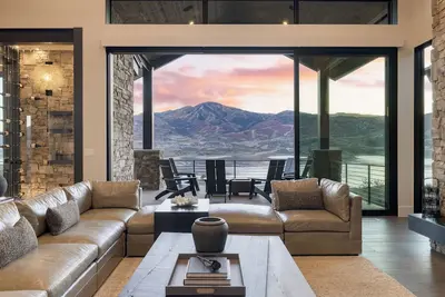 Image de Reflection by AvantStay | Sleeps 18 + Lake Views | Hot Tub + Game Room