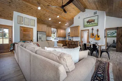Image de Modern cabin secluded on 50 acres, private trail and creek access, all near town