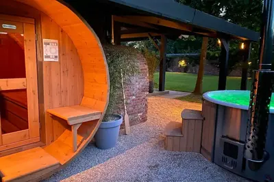 Image de Detached Guesthouse De Hucht with Private Wellness New