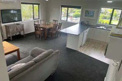 Image de The tree house - Nelson \nCentral location with scenic views.