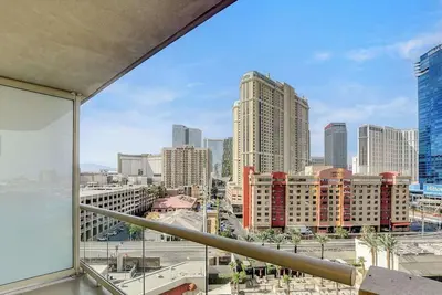Image de Mgm Signature-07-707 Strip View Balcony Studio