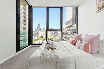 Image de Chic City Views Modern Comfort Near Southern Cross