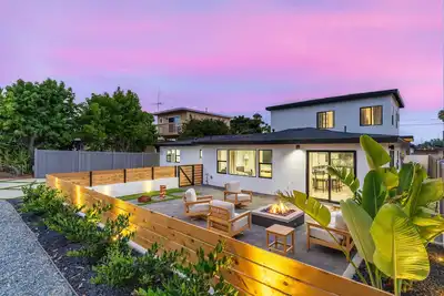 Image de Coastal Escape: Walk to Beach, Hot Tub, Fire Pits