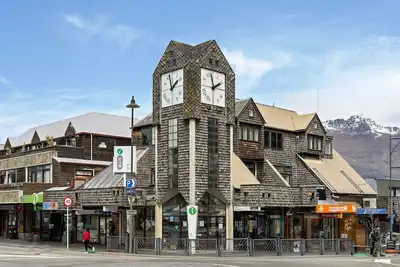 Image de Located in the center of Queenstown and warm.