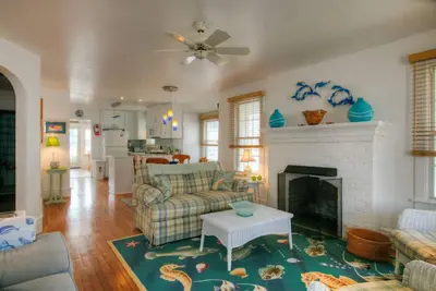 Image de family room overlooking the deck and bay. Central air. Dock and boatslip.