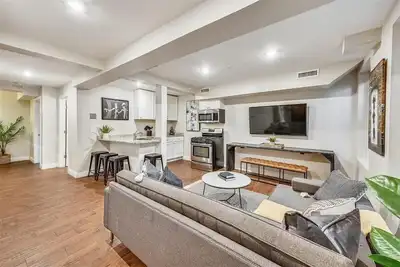 Image de Clean, Contemporary Escape | Near T