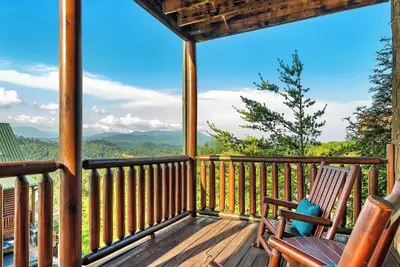 Image de *Amazing 5bd Lodge w/ Views! Pool Table + Hot Tub*