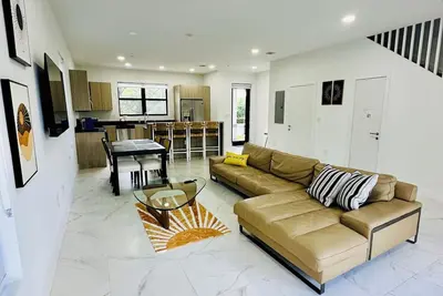 Image de My Sunshine-Spacious 3bd 2. 5 Ba Home-Free-Parking-Mins to HardRock & Fll Airport