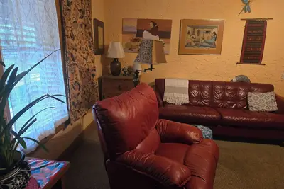 Image de Spacious & charming comfortable apartment close to downtown, the Deco District.