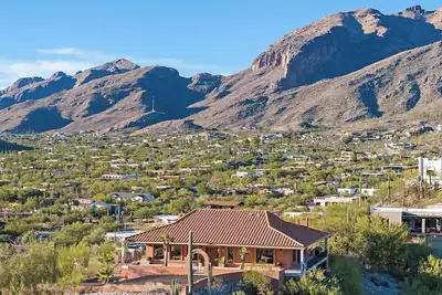 Image de Hilltop ~ Modern ~ Breathtaking 360 Degree Views ~  Heated Pool ~ Spa /Sleeps 16