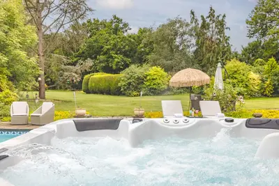 Image de Extensive Gardens & Hot Tub I Pass The Keys