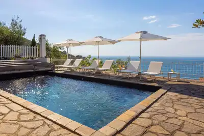 Image de Villa La Scala - Villa élégante avec piscine, jardin et vue panoramique.