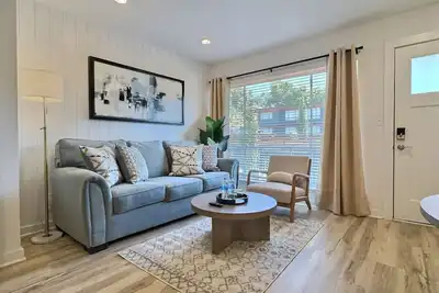 Image de Bright & Vibrant Escape Near Downtown Hotspots