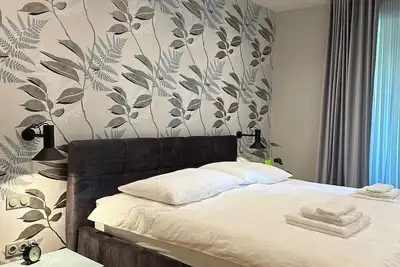 Image de Family-sized upscale & spacious apartment in city center. Free parking!