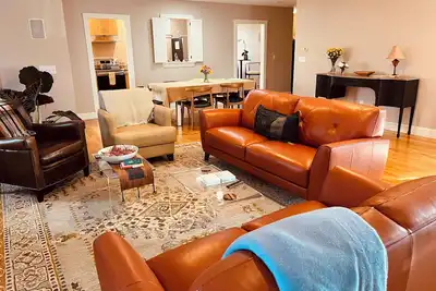 Image de Downtown Kennebunk Home - Spacious! - Walk to area shops and restaurants!