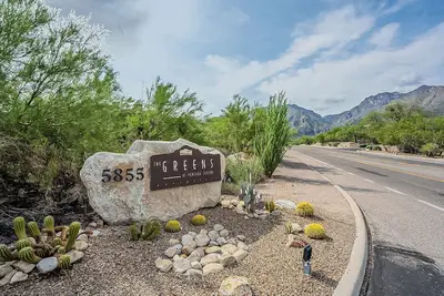 Image de Golf, hike, walk, bike or just relax at this beautiful Ventana Canyon Condo