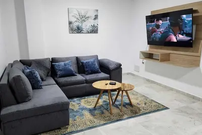 Image de Tranquility and mountains near the main park.