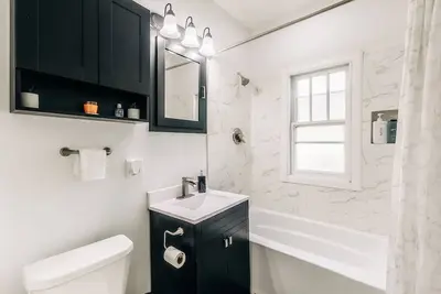 Image de Stay in Comfort, Explore with Ease – Your Ideal Minneapolis Getaway!