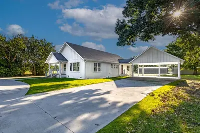 Image de Charming 3-bedroom modern farmhouse close to Lake Fork.