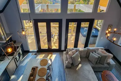 Image de Modern Luxury Cabin, Hot Tub, Pet Friendly, Walk to Carters Lake, Mtn View, Fun