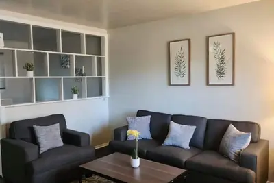 Image de Charming 2-bedroom Haven. 10 minutes from Uptown.