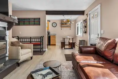 Image de Cozy Chalet 12 Min to Stratton, 7 Min to Bromley & 15 Min to Manchester