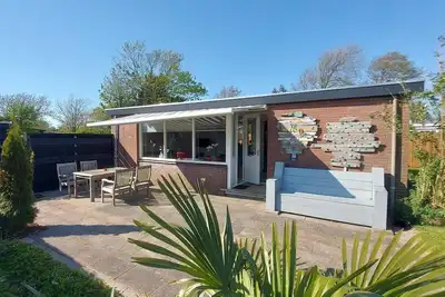 Image de New in the rental! 2 bedrooms, sleeps 4, WiFi, beautiful garden