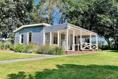 Image de Modern bungalow with veranda, 2 bedrooms, sleeps 4, WiFi, lovely large enclosed garden, dog welcome