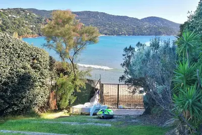 Image de Villa pieds dans l'eau, sur plage de sable fin, plage privée, animaux acceptés.