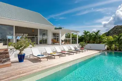 Extraordinary 4br Hillside Villa in Saint-jean