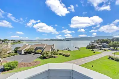 Image de Loft Condo with Stunning Lake Views