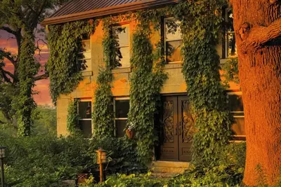 Image de Charming 1855 Stone Farmhouse Retreat – Cozy Stays & Picturesque Views Await