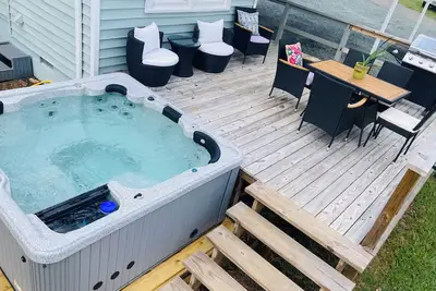 Image de Farmhouse with plush towels & linens, fully fenced for pets, playroom for kids