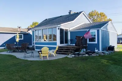 Image de Charming cottage right on the canals of Lake St. Clair!