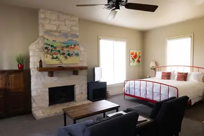Image de Cute 1 bedroom cottage offering stunning views of the Texas Hill Country.
