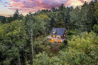 Image de 4 mins to Milford-Hot Tub-10 acres-Pinballs-Creeks