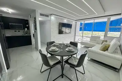 Image de Beachfront  2 Bdrm ~ Walk to Eat ~ W/D ~ King Bed