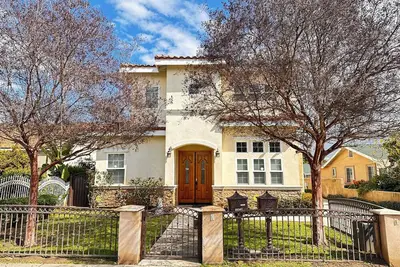 Image de Spacious 5-bedroom house in charming San Gabriel  with Tasla charging