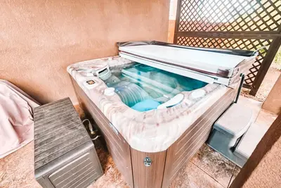 Image de Peaceful Falcon Hot Tub Pet Friendly 3 King Beds\n\n