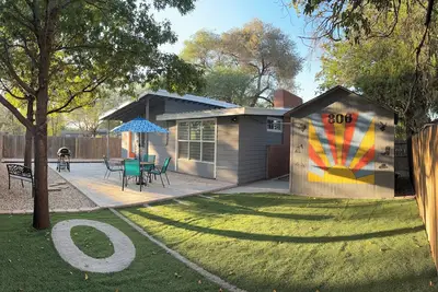 Image de The Jetson - Retro Mid-Mod Retreat Near Ttu & Med District!