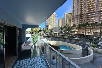 Image de 2 bed 2 bath Condo in family-friendly building in Waikiki! Minimum 30 days