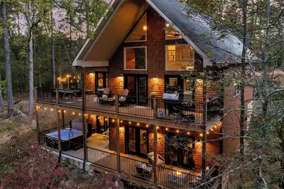 Image de New! Lux / 4 King Bedrooms / 3 Movie Areas / 2 Fire Pits / Game Room / Hot Tub