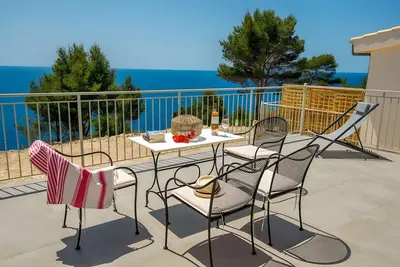 Villa 'Elena' avec vue sur la mer, Wi-Fi et climatisation.