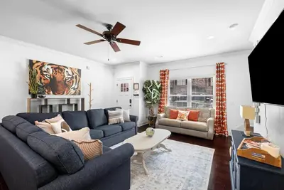 Image de Perfect Walkable 2/2. 5 Game Day Condo in Auburn with Tailgate parking spot!